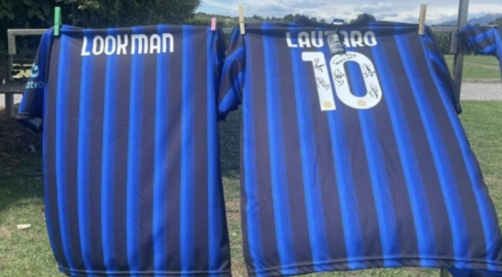 米体：国米训练基地外有人卖盗版国米球衣，还有卢克曼的印号