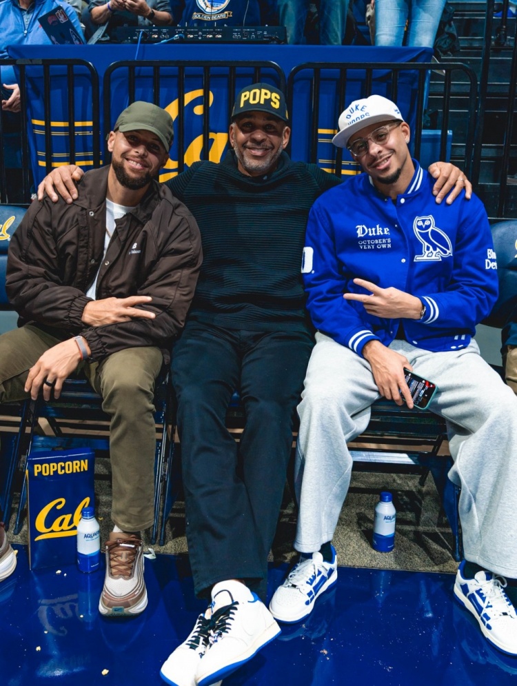 开云体育入口-人逢喜事精神爽!库里兄弟和老爹一同观看杜克大学比赛!