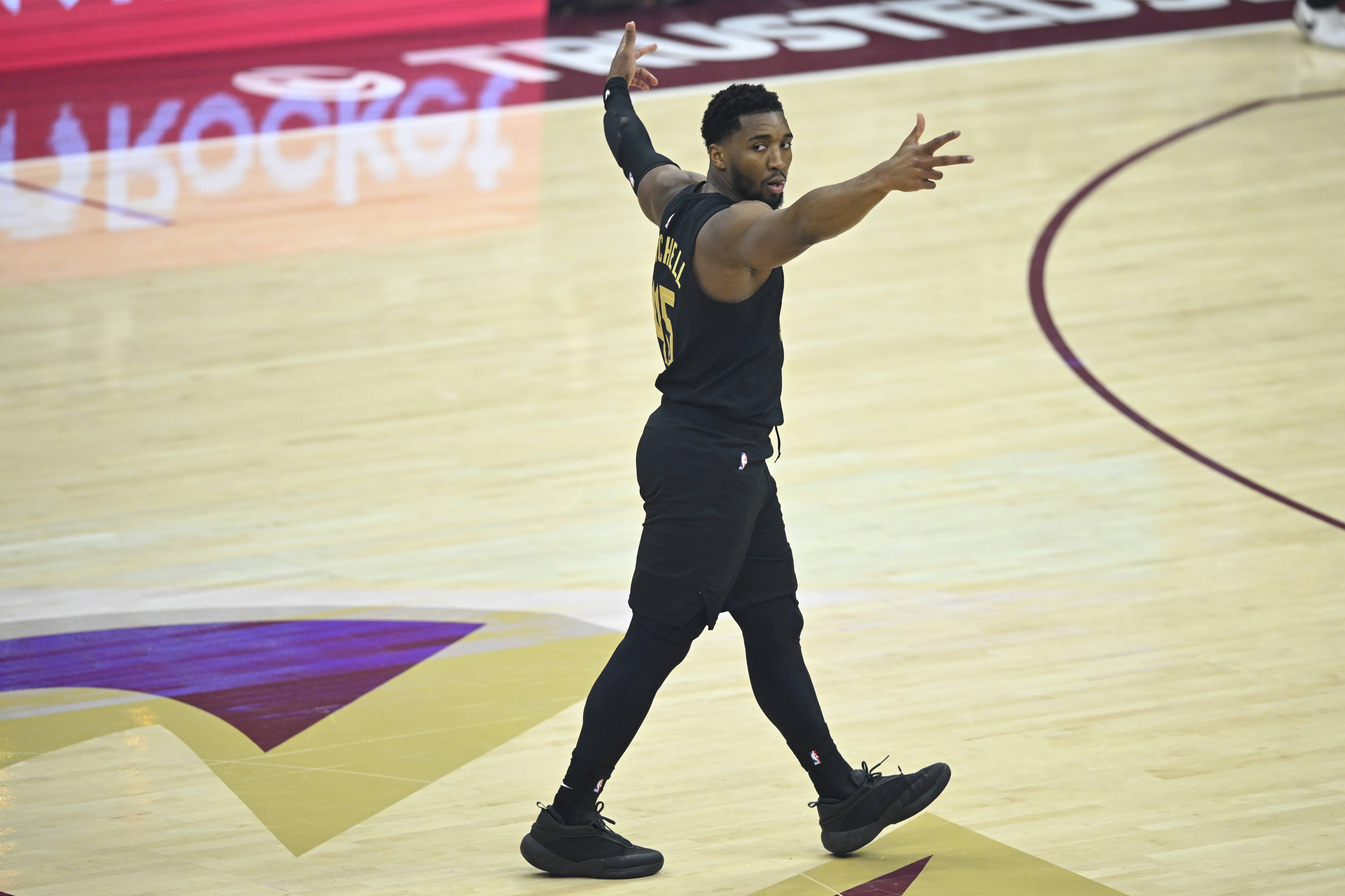 开云体育APP下载-米切尔用600场突破生涯15000分 现役第三快&amp;仅次于詹姆斯杜兰特